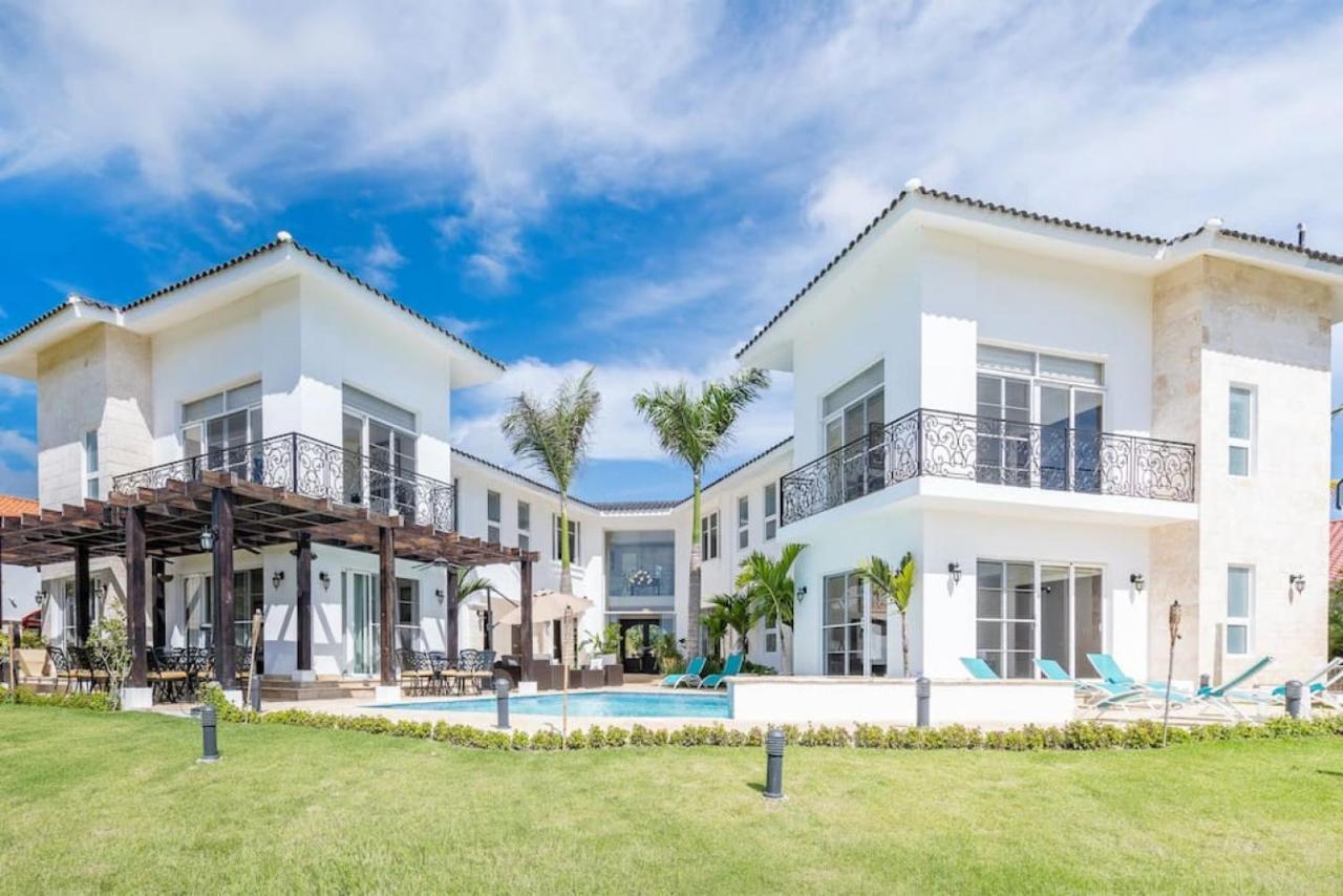 Villa Paraiso Front With Chef And Maids *