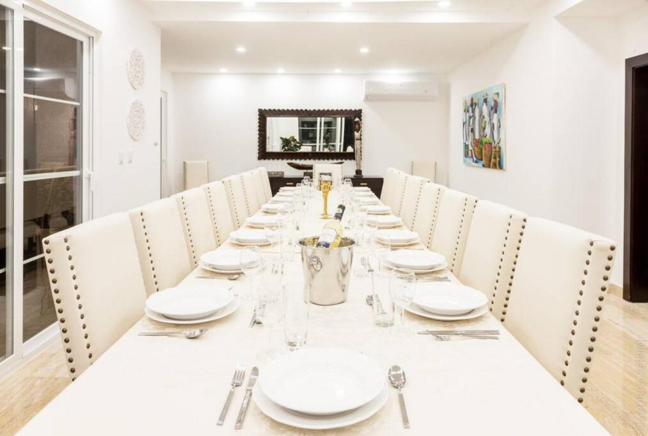 Paraiso Front With Chef And Maids *