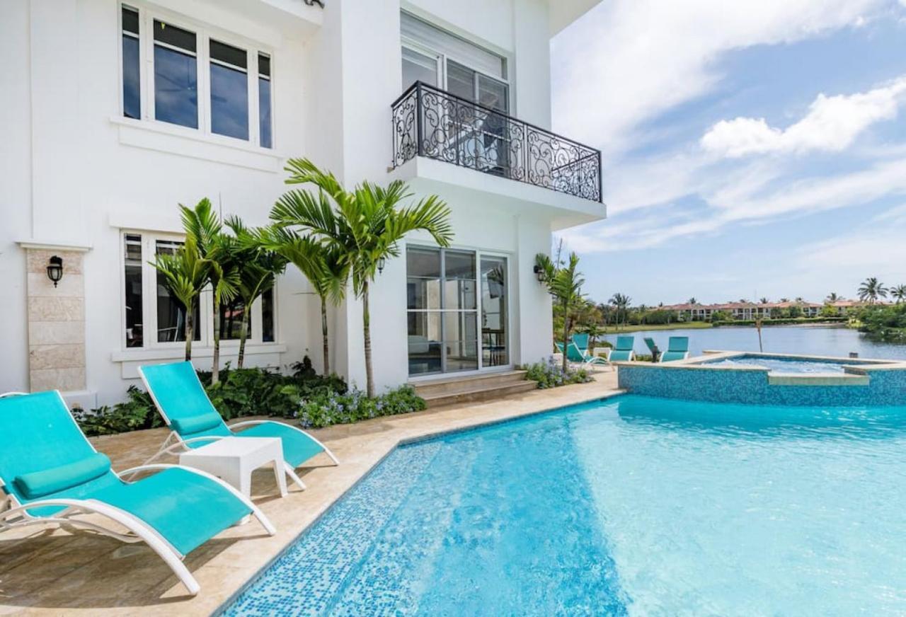 Paraiso Front With Chef And Maids Villa