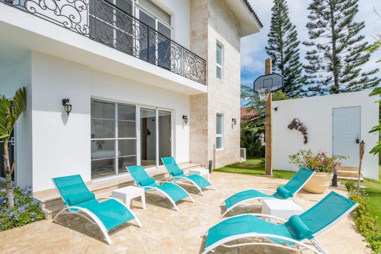 Villa Paraiso Front With Chef And Maids *