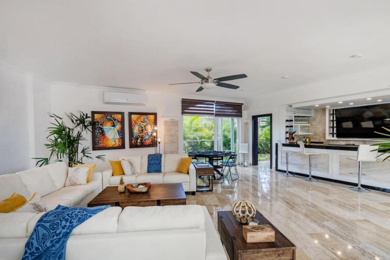 Villa Paraiso Front With Chef And Maids *