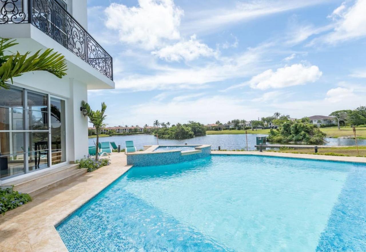 Villa Paraiso Front With Chef And Maids *