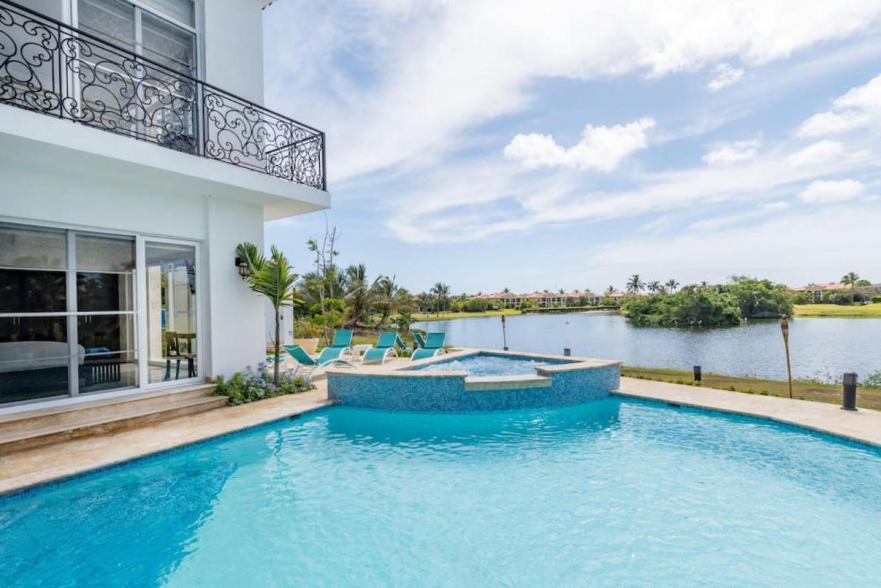 Villa Paraiso Front With Chef And Maids *