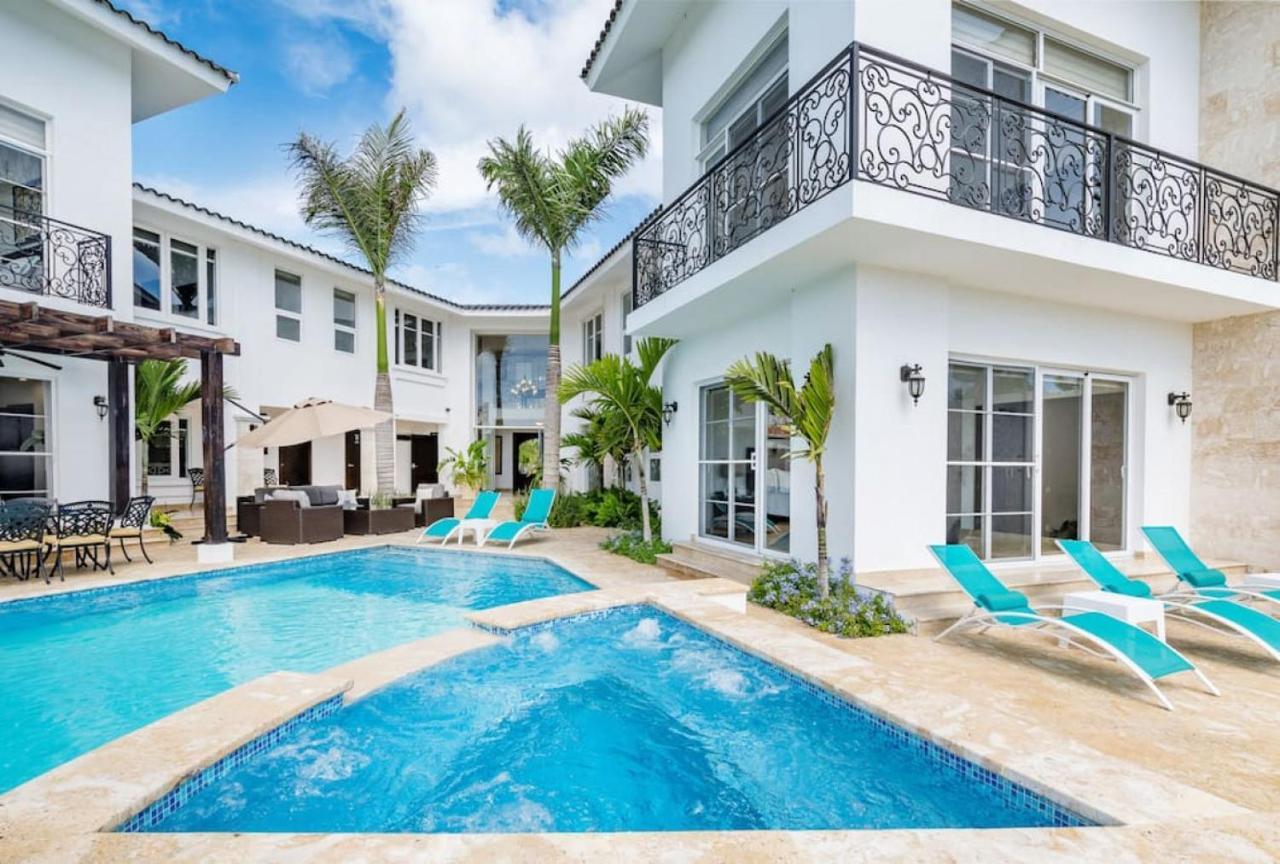 Villa Paraiso Front With Chef And Maids *